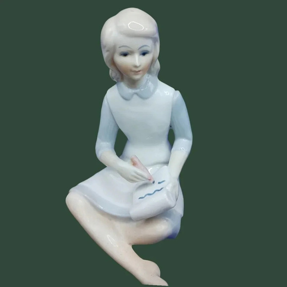 EW a set of 2 figures of girls, one reading and one writing - Picture 6 of 9